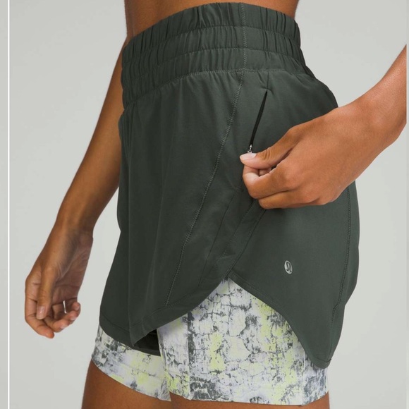 NWT Lululemon Track That 2-in-1 HR short 6” inseam, size 2 - Picture 3 of 9